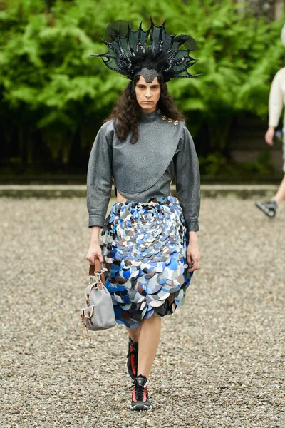 Look 16